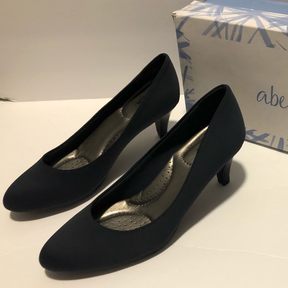 Abella size 6 navy blue pumps